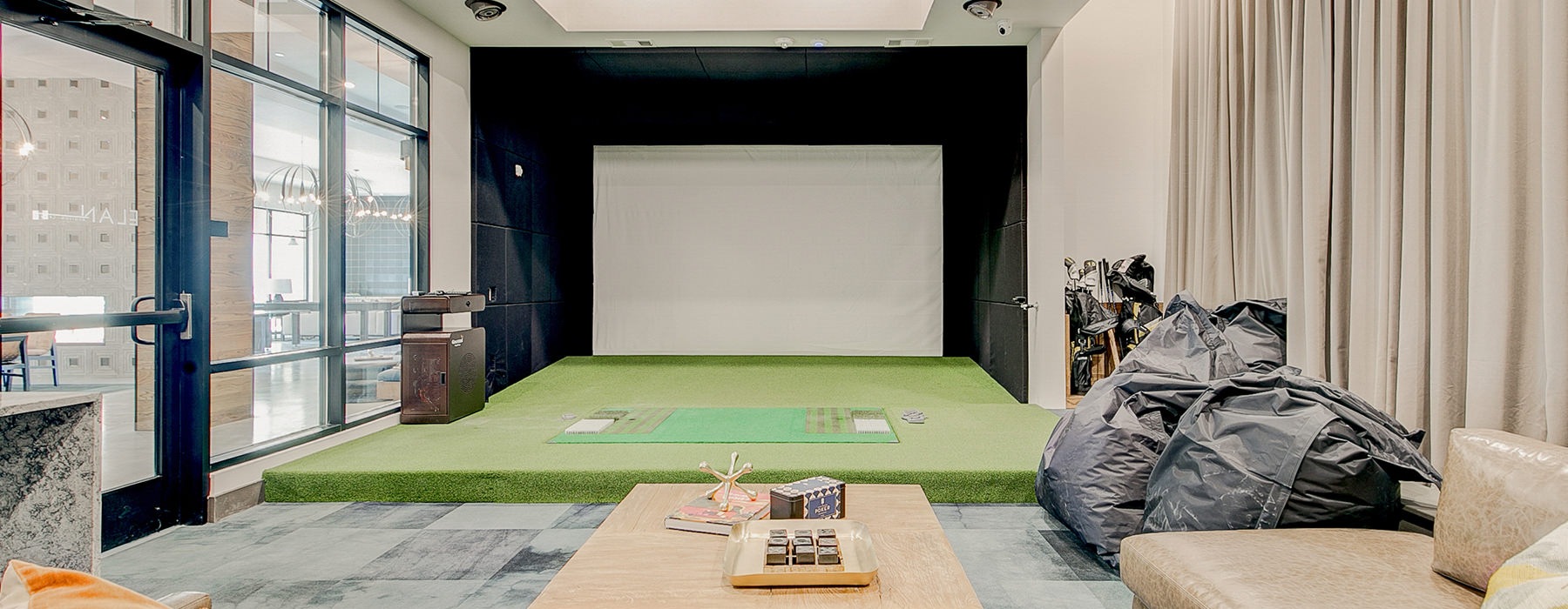 Large virtual golf simulator 